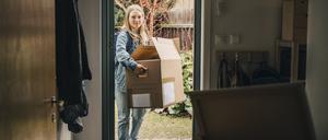 Umzug in die erste eigene Wohnung: Wenn Eltern ihre Kinder bei Planung und Finanzierung miteinbeziehen, lassen sich Konflikte vermeiden.