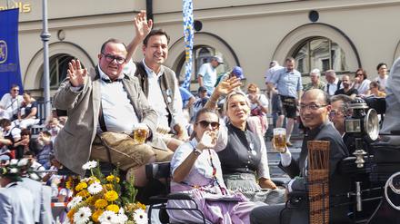 Justizminister Georg Eisenreich (li. hinten), Wiesn-Chef Clemens Baumgärtner (li. vorn), der chinesische Generalkonsul Tong Defa (r. vorn) und der Anwalt Stavros Konstantinidis (r. hinter Tong) fahren am 17.9. am Münchner Odeonsplatz vorbei.