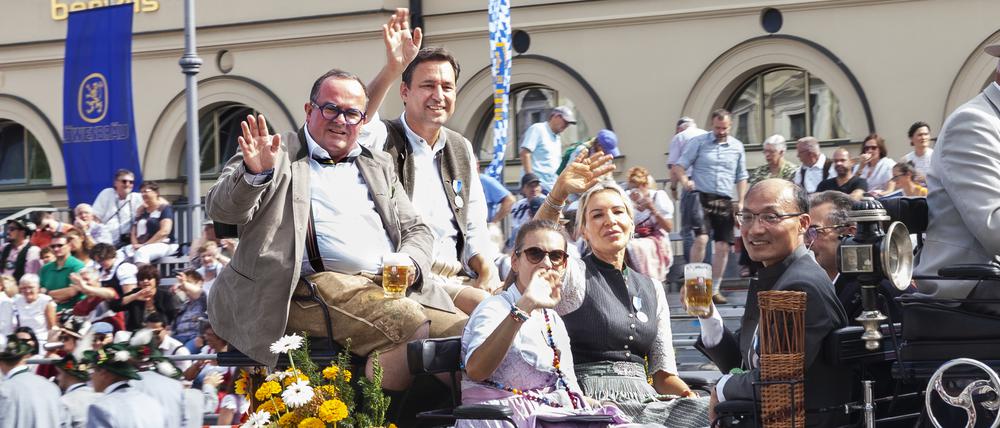 Justizminister Georg Eisenreich (li. hinten), Wiesn-Chef Clemens Baumgärtner (li. vorn), der chinesische Generalkonsul Tong Defa (r. vorn) und der Anwalt Stavros Konstantinidis (r. hinter Tong) fahren am 17.9. am Münchner Odeonsplatz vorbei.