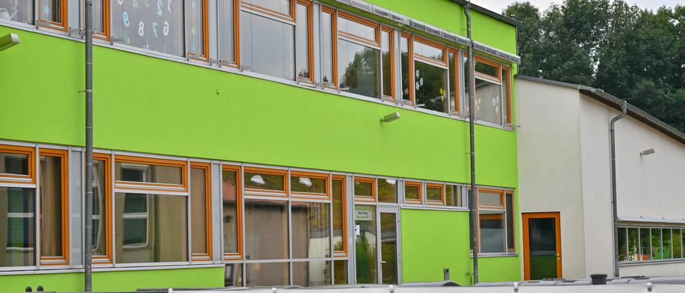 ARCHIV - 20.08.2023, Brandenburg, Burg: Das Wort «Rücksicht» steht auf einem Transparent vor der Grund- und Oberschule im Spreewaldort Burg. (zu dpa «Schule fordert nach rechtsextremen Vorfällen mehr Zivilcourage») Foto: Patrick Pleul/dpa +++ dpa-Bildfunk +++