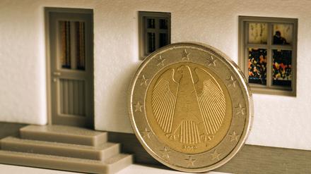 Das kürzlich aufgelegte Programm der KfW, das Paaren mit einem zu versteuernden Jahreseinkommen von bis zu 60.000 Euro zinsverbilligte Kredite anbietet, geht weitgehend am Bedarf vorbei.