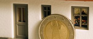 Das kürzlich aufgelegte Programm der KfW, das Paaren mit einem zu versteuernden Jahreseinkommen von bis zu 60.000 Euro zinsverbilligte Kredite anbietet, geht weitgehend am Bedarf vorbei.