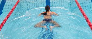 Acht Jugendliche und junge Männer sollen die 13-Jährige am Sonntag bedrängt und belästigt haben.