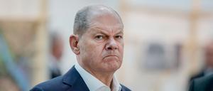 Bundeskanzler Olaf Scholz (SPD) – hier beim Besuch der Ausstellung „Macht, Raum, Gewalt“ in der Akademie der Künste am Pariser Platz in Berlin.