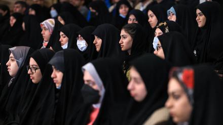 Studentinnen an der Universität von Teheran während einer Rede des Präsidenten.  