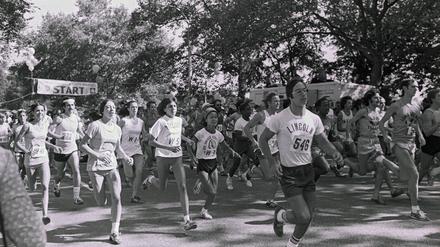 Im Jahr 1975 liefen Männer und Frauen den New York City Marathon.
