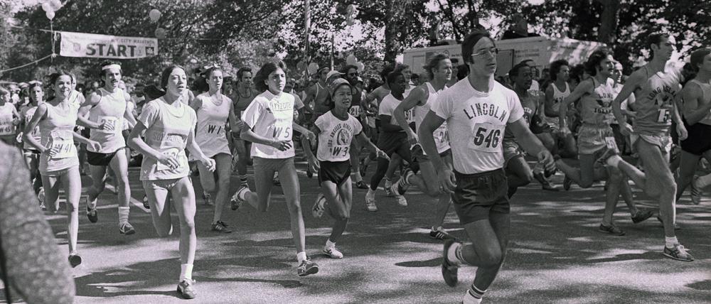 Im Jahr 1975 liefen Männer und Frauen den New York City Marathon.