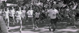 Im Jahr 1975 liefen Männer und Frauen den New York City Marathon.