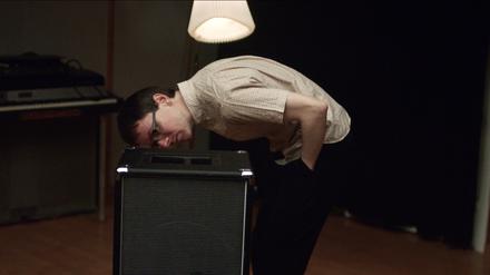 Was es hier wohl zu hören gibt? Der amerikanische Kontrabassist Thomas Morgan im Studio.