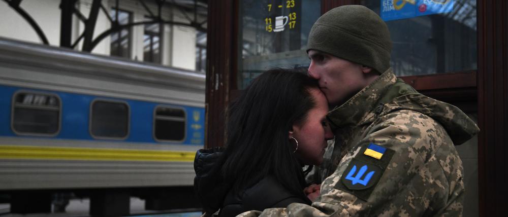 Abschied am Bahnhof von Lviv: Viele ukrainische Familien wurden durch den russischen Angriffskrieg getrennt.