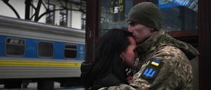 Abschied am Bahnhof von Lviv: Viele ukrainische Familien wurden durch den russischen Angriffskrieg getrennt. 