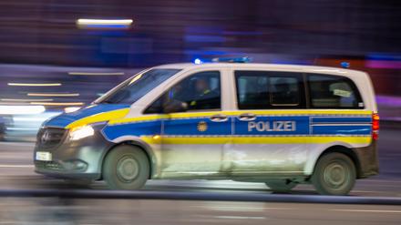 Ein Polizeiauto fährt mit Blaulicht zu einem Einsatz 