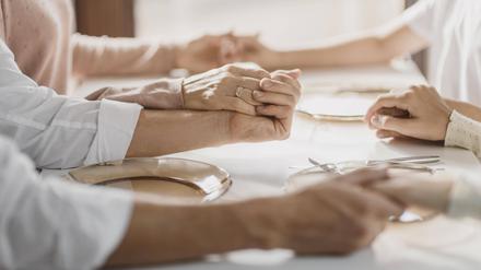 Eltern Kinder beten vor dem Essen *** Parents Children pray before the Food Copyright: imageBROKER/OleksandrxLatkun ibxole09565596.jpg Bitte beachten Sie die gesetzlichen Bestimmungen des deutschen Urheberrechtes hinsichtlich der Namensnennung des Fotografen im direkten Umfeld der Veröffentlichung