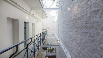 Aus einem denkmalgeschützten Frauengefängnis an der Kantstraße 79 machten Grüntuch Ernst Architekten ein Hotel.