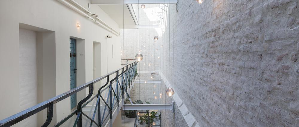 Aus einem denkmalgeschützten Frauengefängnis an der Kantstraße 79 machten Grüntuch Ernst Architekten ein Hotel.