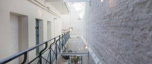 Aus einem denkmalgeschützten Frauengefängnis an der Kantstraße 79 machten Grüntuch Ernst Architekten ein Hotel.