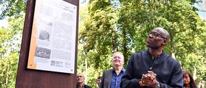 Joe Chialo (CDU), Berliner Kultursenator, betrachtet die neu eingeweihte Mahn- und Erinnerungsstele. Die Tafel zur Erinnerung an die deutsche Kolonialgeschichte steht am ehemaligen ·Afrika-Haus·, dem Sitz der früheren Deutschen Kolonialgesellschaft. 
