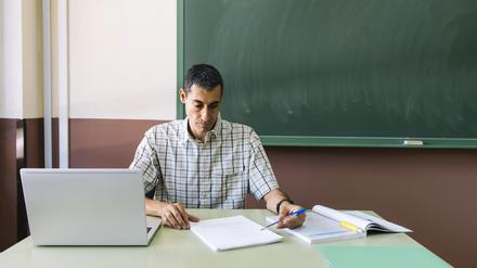 Einzelkämpfer oder Teil eines Teams? Ein Lehrer im Klassenzimmer.