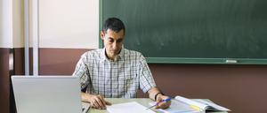 Einzelkämpfer oder Teil eines Teams? Ein Lehrer im Klassenzimmer.