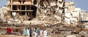 Rettungsteams gehen am 18. September 2023 durch ein zerstörtes Gebiet in Libyens östlicher Stadt Darna. Die enorme Flut, die am 10. September durch sintflutartige Regenfälle ausgelöst wurde, hatte zwei flussaufwärts gelegene Dämme durchbrochen.