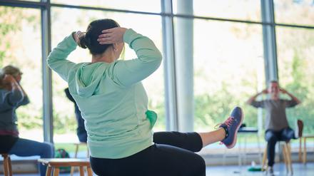Silvana Heller-Scheunemann, Sozialpädagogin und Sachgebietsleiterin im Sozialamt Vorpommern-Greifswald, nimmt als Patientin im Rehazentrum Seehof der Deutschen Rentenversicherung an einem Gymnastikstunde teil. Sie ist seit eineinhalb Wochen Post-Covid-Patientin in der Klinik in Teltow.
