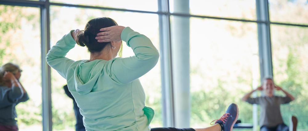 Silvana Heller-Scheunemann, Sozialpädagogin und Sachgebietsleiterin im Sozialamt Vorpommern-Greifswald, nimmt als Patientin im Rehazentrum Seehof der Deutschen Rentenversicherung an einem Gymnastikstunde teil. Sie ist seit eineinhalb Wochen Post-Covid-Patientin in der Klinik in Teltow.