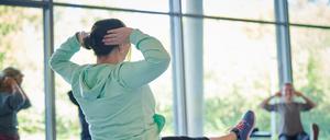 Silvana Heller-Scheunemann, Sozialpädagogin und Sachgebietsleiterin im Sozialamt Vorpommern-Greifswald, nimmt als Patientin im Rehazentrum Seehof der Deutschen Rentenversicherung an einem Gymnastikstunde teil. Sie ist seit eineinhalb Wochen Post-Covid-Patientin in der Klinik in Teltow.