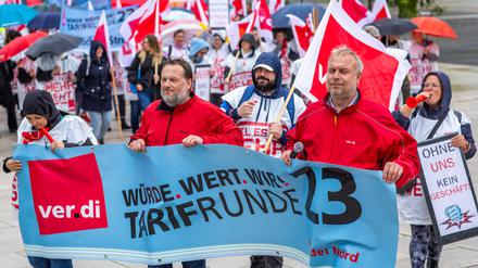 13.09.2023, Mecklenburg-Vorpommern, Schwerin: Einzelhandelsmitarbeiter beteiligen sich an einer Streikkundgebung im Rahmen der ganztägigen Ausstand von Mitarbeitern aus Handelsunternehmen. Mit den Aktionen will die Gewerkschaft Verdi Druck in den laufenden Tarifverhandlungen machen. Verdi fordert eine Erhöhung der Löhne und Gehälter um 2,50 Euro in der Stunde. Foto: Jens Büttner/dpa +++ dpa-Bildfunk +++