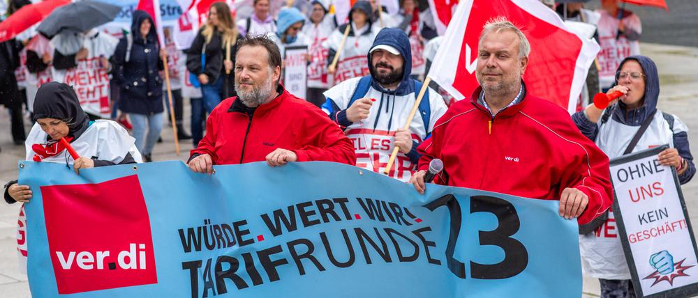 13.09.2023, Mecklenburg-Vorpommern, Schwerin: Einzelhandelsmitarbeiter beteiligen sich an einer Streikkundgebung im Rahmen der ganztägigen Ausstand von Mitarbeitern aus Handelsunternehmen. Mit den Aktionen will die Gewerkschaft Verdi Druck in den laufenden Tarifverhandlungen machen. Verdi fordert eine Erhöhung der Löhne und Gehälter um 2,50 Euro in der Stunde. Foto: Jens Büttner/dpa +++ dpa-Bildfunk +++