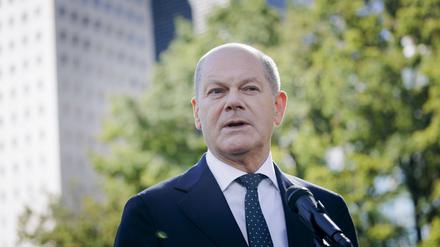 Olaf Scholz SPD, Bundeskanzler, gibt nach der Eroeffnung der UN-Generalversammlung vor dem Gebaeude der Vereinten Nationen ein Pressestatement.