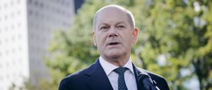 Olaf Scholz SPD, Bundeskanzler, gibt nach der Eroeffnung der UN-Generalversammlung vor dem Gebaeude der Vereinten Nationen ein Pressestatement.