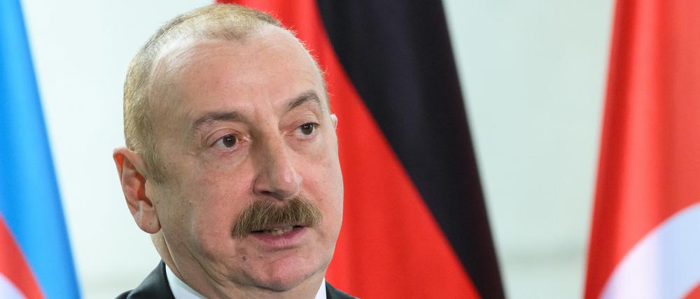 Laut Ilham Alijew, Präsident von Aserbaidschan, stehe die Unterzeichnung einer gemeinsamen Erklärung so nah wie nie zuvor. Noch befinden sich die benachbarten Kaukasusrepubliken Aserbaidschan und Armenien in einem jahrzehntelangen Territorialstreit. 