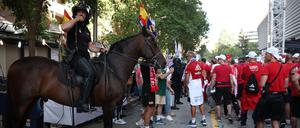 Berittene Polizei begleitete die Union-Fans auf dem Weg zum Stadion.