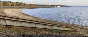 Wassermangel in der Spree DEU/Brandenburg/Spremberg Â Wassermangel in der Spree, Staumauer und trocken liegende Pegelanlagen. Noch kann der Pegelstand der Spree in Berlin, trotz weiter ausbleibender Regenfälle, durch Wassernachschub aus Brandenburg und Sachsen konstant gehalten werden. Der Pegelstand des Spremberger Stausees wurde wegen der lang anhaltenden Trockenheit bereits um mehrere Meter abgesenkt. Der Wasserstand der Spree kann inzwischen nur durch den Zukauf von Wasser aus den Talsperren aus Sachsen geregelt werden. Normalerweise sollten acht Kubikmeter pro Sekunde die Talsperre verlassen, jetzt sind es gerade mal drei Kubikmeter, von denen in Berlin nur noch ein bis zwei Kubikmeter pro Sekunde ankommen. Ein Teil verdunstet und versickert bis dahin. Die Talsperre Spremberg, übrigends die Einzige im Land Brandenburg, hat ei  