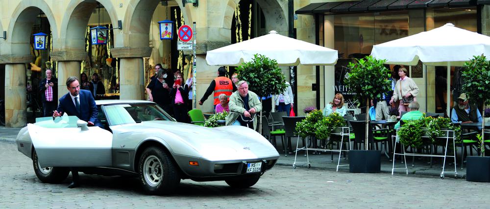 Mit der Corvette C3 durch Münster. Jan Josef Liefers im Oldtimer und Axel Prahl mit Fahrrad bei den Dreharbeiten zu dem am 5. März 2023 ausgestrahlten „Tatort: MagicMom“.