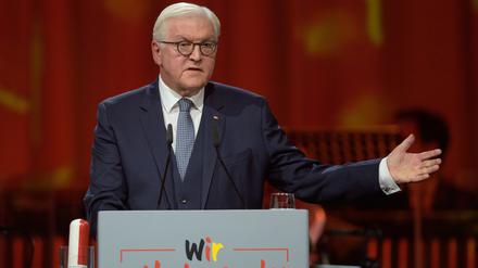 Bundespräsident Frank-Walter Steinmeier spricht auf dem Festakt zum 30. Jahrestag der Deutschen Einheit in der Metropolis-Halle.