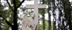 Gräber und Grabfiguren auf dem Melaten-Friedhof in Köln. Auf den Tod eines geliebten Menschen folgt der Prozess des Trauerns. Er hilft den Hinterbliebenen, Abschied zu nehmen und ein Leben ohne den Verstorbenen zu beginnen. Themenbild, Symbolbild Köln, 12.08.2023 NRW Deutschland *** Graves and grave statues at the Melaten Cemetery in Cologne The death of a loved one is followed by the process of mourning It helps the bereaved to say goodbye and start a life without the deceased Topic image, symbol image Cologne, 12 08 2023 NRW Germany Copyright: xChristophxHardtx