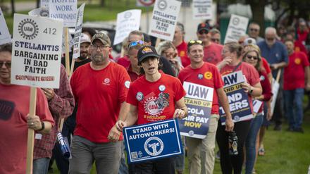 Streikposten der Gewerkschaft United Auto Workers vor einer Fabrik des Autokonzerns Stellantis (früher Chrysler-Jeep) in Michigan.