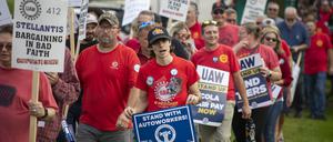 Streikposten der Gewerkschaft United Auto Workers vor einer Fabrik des Autokonzerns Stellantis (früher Chrysler-Jeep) in Michigan.