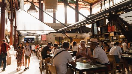 Gefährlich statt gemütlich. Wer unter Husten leidet, sollte lieber nicht ins Restaurant gehen.