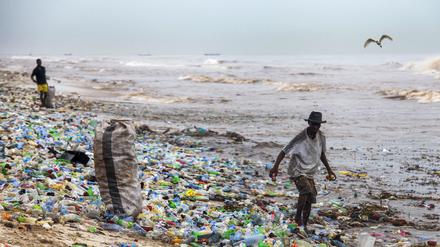 Plastikmüll an einem verschmutzten Strand in Ghana.