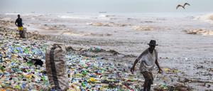 Plastikmüll an einem verschmutzten Strand in Ghana.