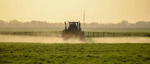 In der industriellen Landwirtschaft ist der Einsatz von Dünger und Pflanzenschutzmitteln bislang unverzichtbar.