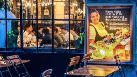 Steigt die Mehrwertsteuer wieder auf 19 Prozent, müssten die Wirte dies an die Gäste weitergeben, warnt der Bayerische Hotel- und Gaststättenverband.