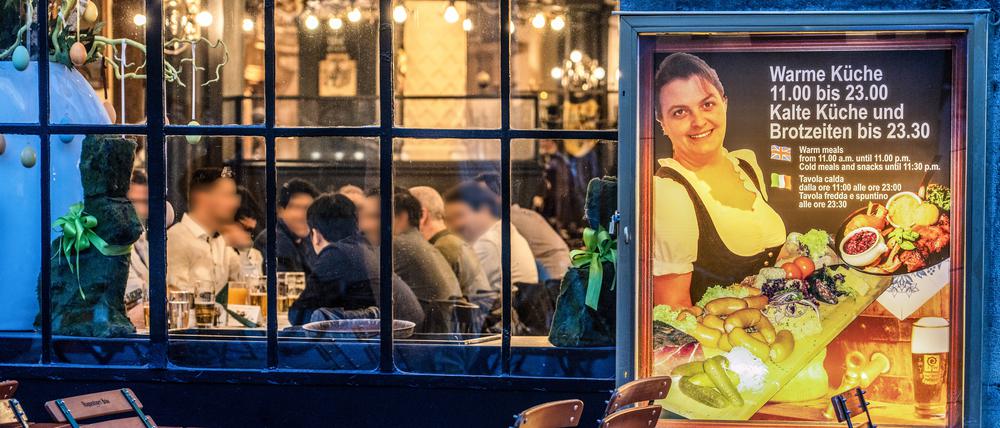 Steigt die Mehrwertsteuer wieder auf 19 Prozent, müssten die Wirte dies an die Gäste weitergeben, warnt der Bayerische Hotel- und Gaststättenverband.