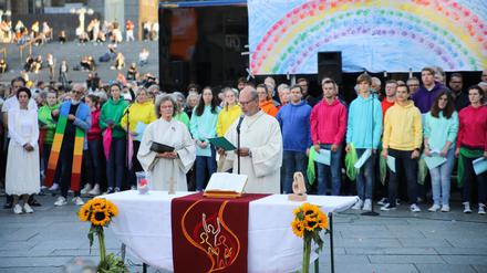Pastoralreferent Manfred Becker-Irrnen während seiner Predigt beim Gottesdienst „Segen für alle“ am Kölner Dom. 