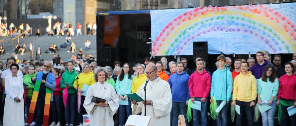 Pastoralreferent Manfred Becker-Irrnen während seiner Predigt beim Gottesdienst „Segen für alle“ am Kölner Dom.