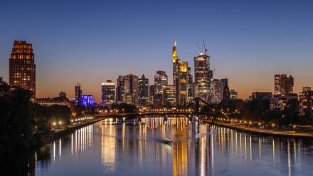 Sonnenuntergang hinter der Frankfurter Skyline: Börsenprofis verwenden für ihre Analysen unterschiedliche Kennzahlen