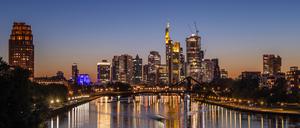 Sonnenuntergang hinter der Frankfurter Skyline.