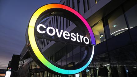 Das Logo des Kunststoffkonzerns Covestro leuchtet am Morgen vor der neuen Unternehmenszentrale am Chempark Leverkusen. (zu dpa "Chemiekonzern Covestro peilt Stellenabbau an") +++ dpa-Bildfunk +++